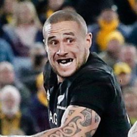 TJ Perenara net worth